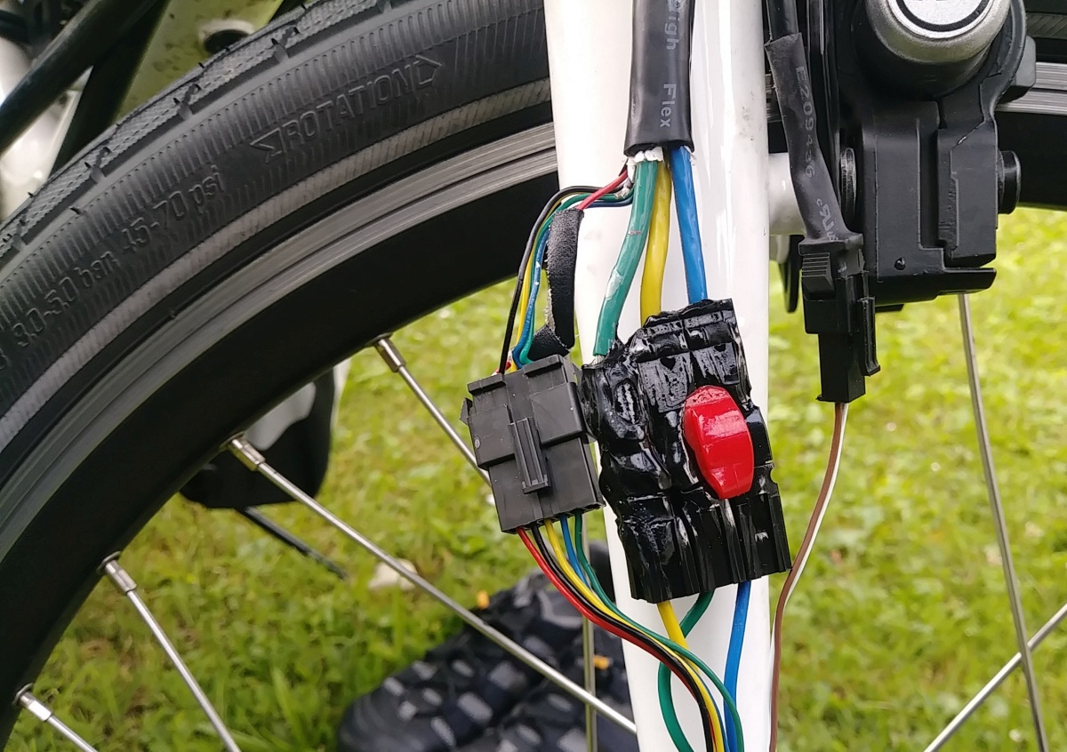 On the test ride towards Chamonix there was some serious hill climbs that pushed some systems to find their limits. In this case, the bottlenect was anderson connectors on a motor with a fast motor wind. The connection remained in tact but we doubled up the anderson plugs for this competitor so this wouldn't happen again.